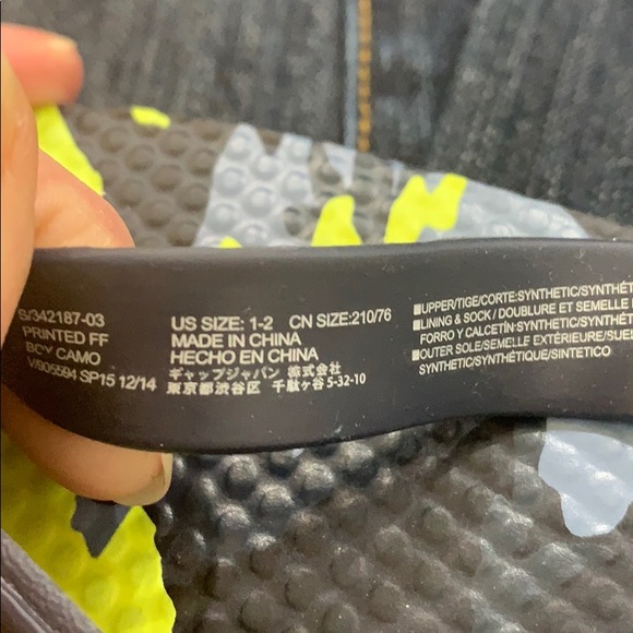 ON Boy’s 1-2 Camo Blue and Lime Flip Flops - Picture 3 of 4